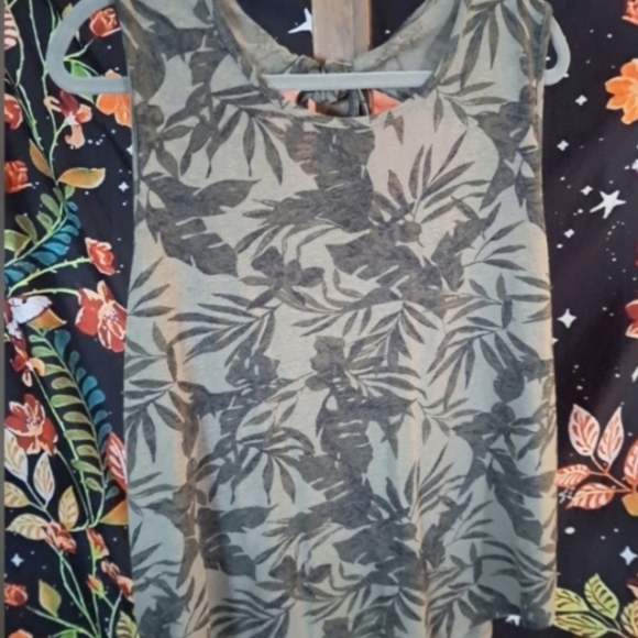 !Bundle! 5 Tank Tops - Picture 8 of 11